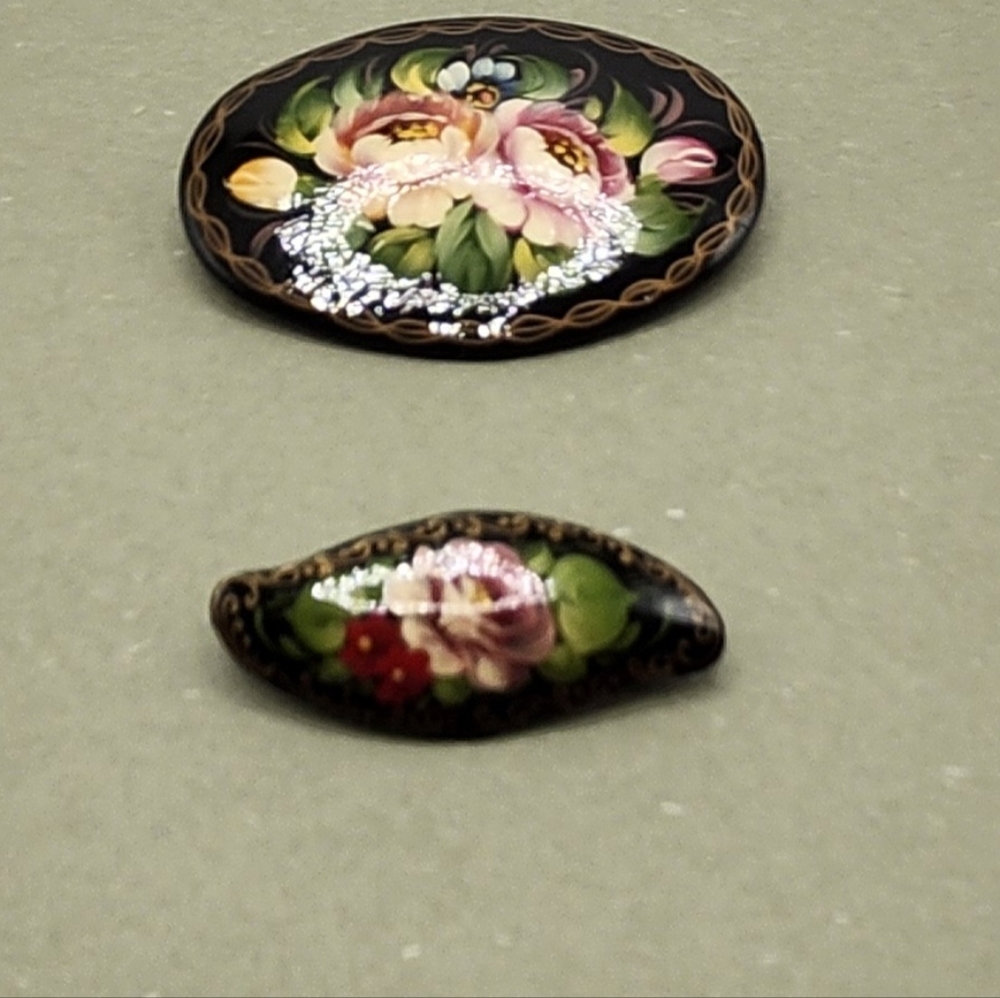 BEAUTIFUL hand-painted Russian, black lacquer, flowered brooches pins.!!!